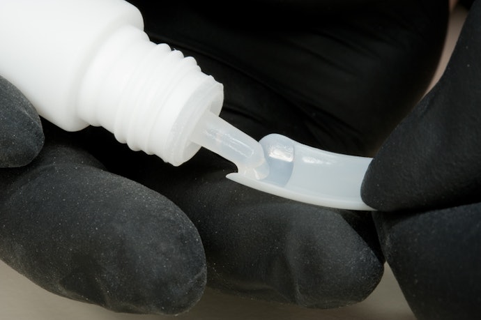Se Tem Experiência na Aplicação, Prefira Unhas Postiças Fixadas Com Cola