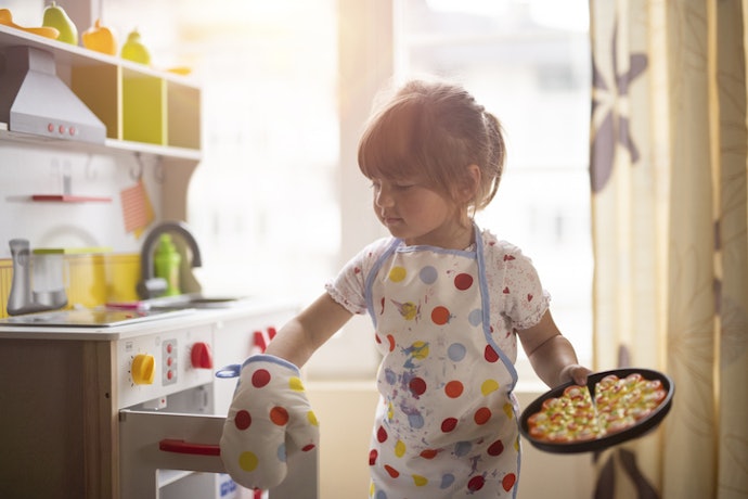 Presente Criativo para Menina de 3 Anos? Fantasias e Kits Temáticos de Cozinha ou Ferramentas