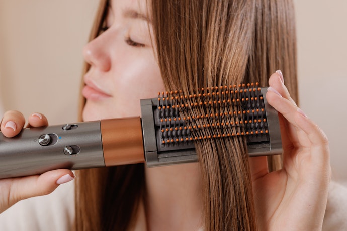Para Reduzir o Frizz e Alinhar os Fios, Escolha Escova Secadora Raquete