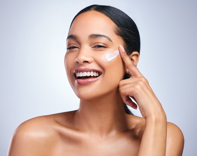 Quer um Creme Clareador com Niacinamida? Invista em Opções com Ácido Tranexâmico e Alfa-Arbutin