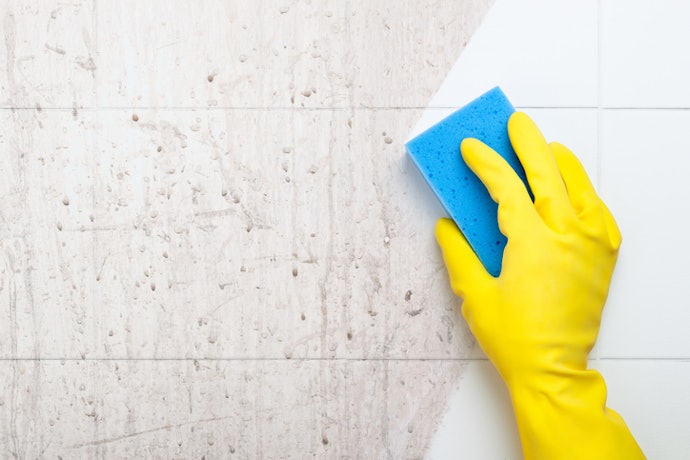 Para Azulejos de Banheiro Encardidos, Prefira Ação Desengordurante ou Focada em Limpeza Pesada