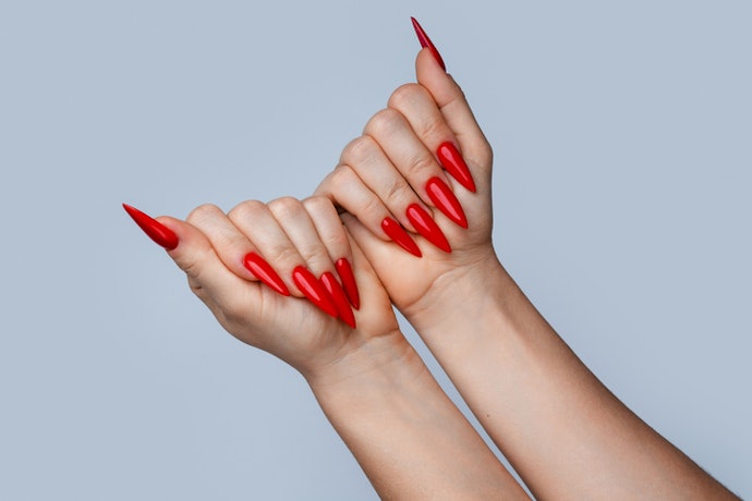 Para Transmitir Ousadia e Sofisticação, Considere Unhas Postiças Decoradas ou Coloridas