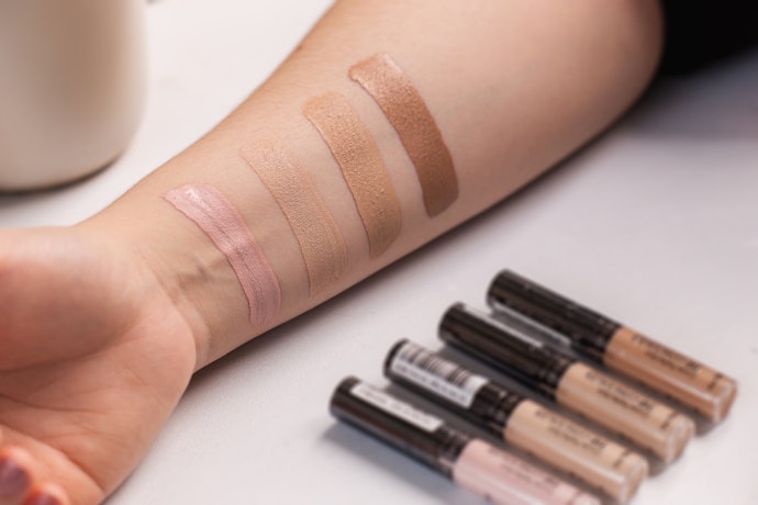 Compare os Tons da Base com Swatches ou Tutoriais na Internet