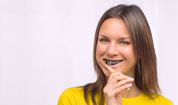 Seus Dentes Estão Muito Manchados? Escolha um Creme Dental Clareador com Carvão Ativado