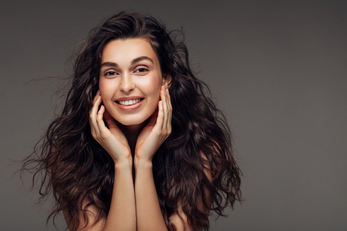 Seu Cabelo é Ondulado? Prefira Shampoos com Ativos Leves, como Glicerina Vegetal e Água de Coco