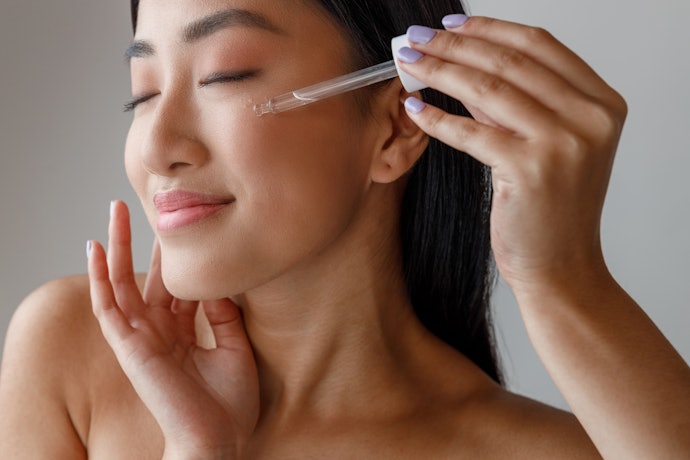 Se Você Tem Cicatrizes de Acne, Use um Sérum que Contenha Ácido Glicólico ou Mandélico