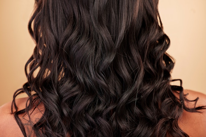 Para Suavizar o Frizz, Prefira Shampoos com Ativos Hidratantes, como o Óleo de Argan