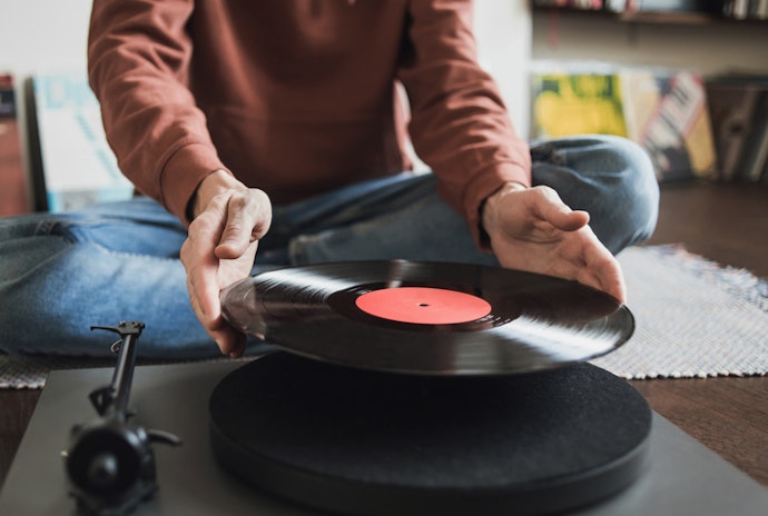 Para Maior Estabilidade de Rotação e Uso Contínuo, Escolha um Toca-Discos com Tração Direta