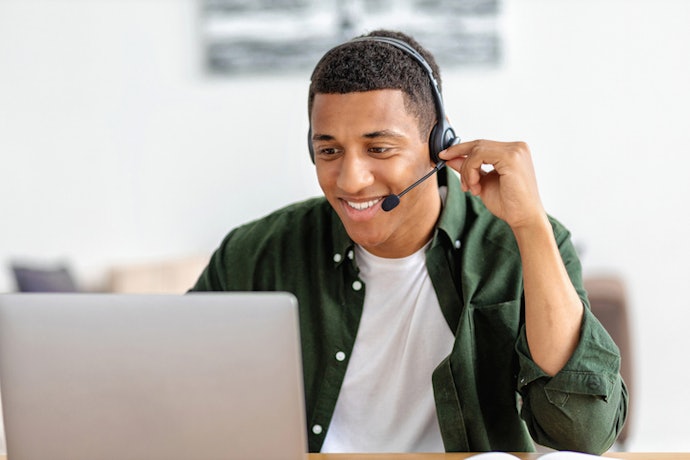 Se Mora com Outras Pessoas ou em Áreas Barulhentas, Opte por Modelos com Microfone com Haste
