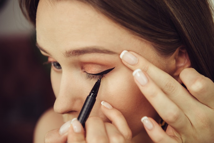 Para Um Delineador que Seca Rápido e Evita Borrões, Escolha um Delineador em Caneta