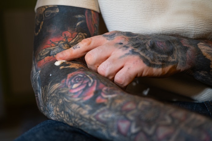 Tatuagens Cicatrizadas: Pomadas com Agentes Hidratantes e Protetores, como Glicerina