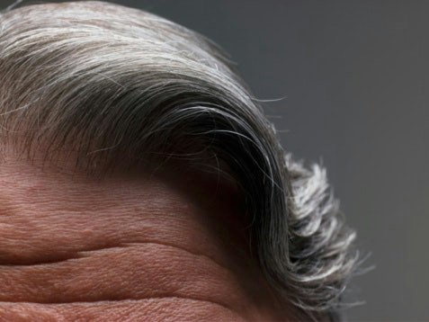 Quer Disfarçar os Fios Brancos sem Mudar Muito o Visual? Prefira Versões de Efeito Gradual