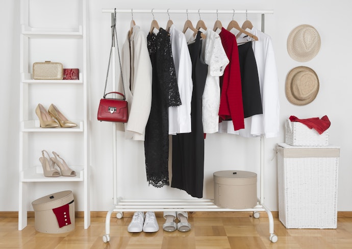 Use Cabides de Veludo com 40 a 45 cm de Largura para Pendurar suas Roupas sem Amassar