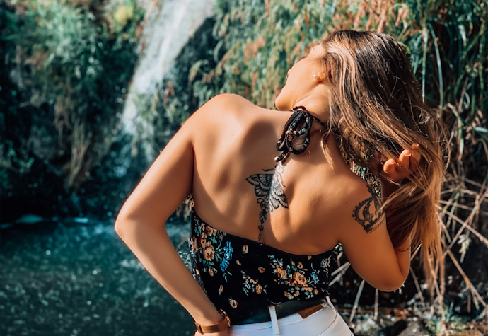 Para Mostrar a Definição dos Músculos ou Tatuagem, Escolha Aberturas Grandes nas Costas