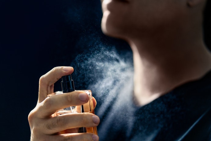 Quer Fragrâncias Envolventes e Intensas? Escolha um Perfume Amadeirado Doce Masculino