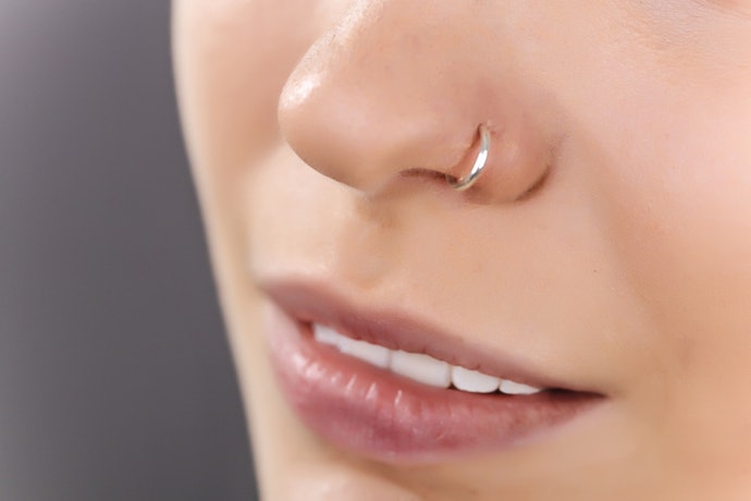 Para um Visual Contínuo e Marcado, Escolha um Piercing de Nariz Argola