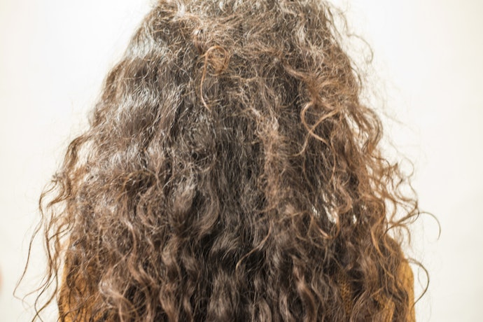 Para Definição e Controle de Frizz, Opte por Creme com Polímeros Modeladores e Óleos Vegetais