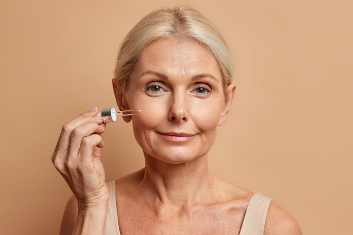 Para Prevenir Rugas e Ter uma Pele Mais Viçosa, Invista em um Sérum Facial Hidratante