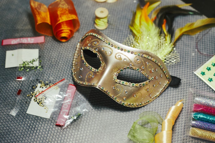 Para Fantasias Criativas, Opte por Máscaras Simples para Customização DIY