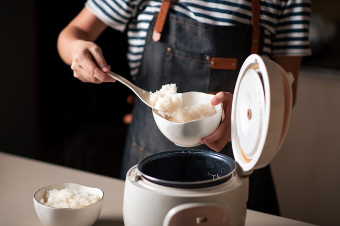 Se Busca uma Panela Elétrica de Arroz Básica: Funções Cozinhar e Manter Aquecido