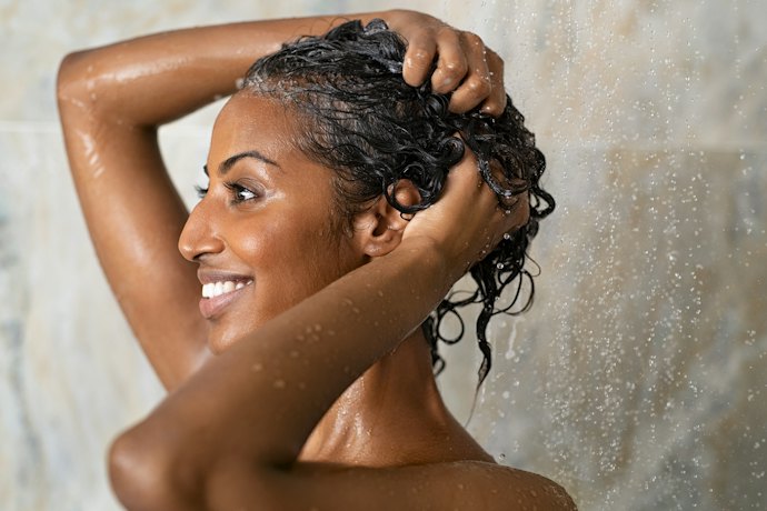 Quer um Shampoo Hidratante para Cabelos Cacheados? Prefira Opções com Pantenol e Óleos Vegetais