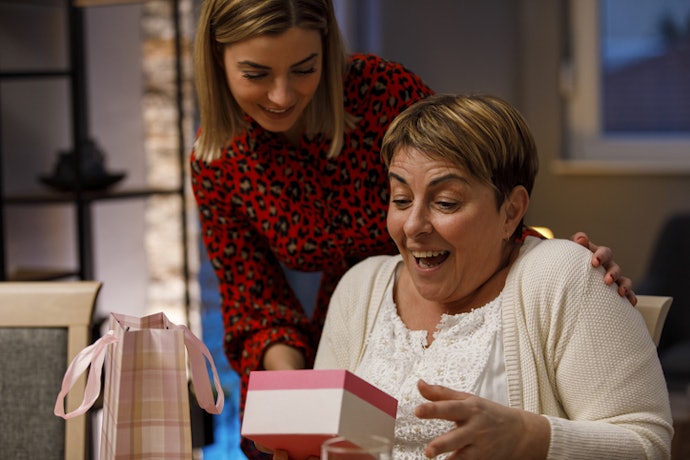 Produtos de Skincare, Pijamas e Robes São Ótimos Presentes de Natal para Mães Idosas