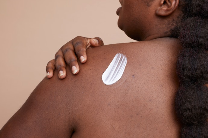 Em Pele Sensível, Escolha Hidratante Corporal com Ceramidas, Pantenol ou Aveia Coloidal