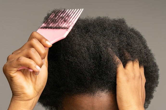 Para Pentear Cabelos Crespos, Prefira Creme Rico em Ativos Nutritivos, como Manteigas e Óleos