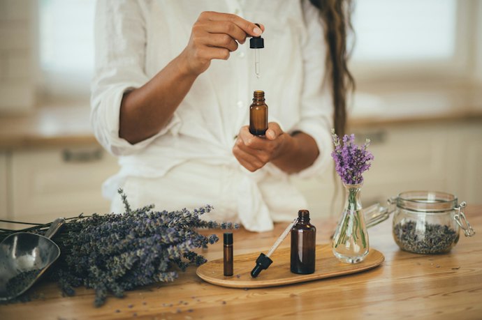 Para a Pele: Considere Óleos Essenciais de Lavanda, Gerânio e Melaleuca