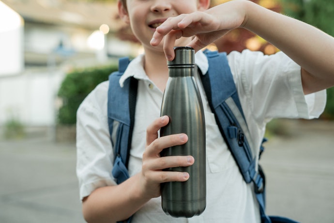 Para Viagens e Passeios Longos, Opte por Garrafas Térmicas Infantis de 500 ml a 1 L ou Mais