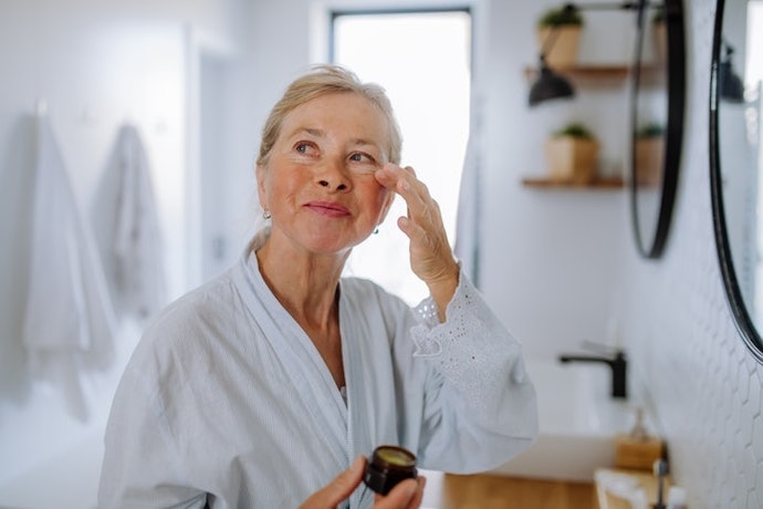Quer o Melhor Creme para Área dos Olhos aos 50 Anos ou Mais? Escolha Opções com Texturas Densas