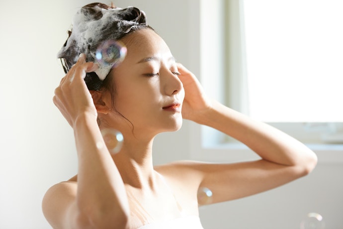 Para Limpeza Suave sem Agredir os Fios, Prefira Shampoos Low Poo, sem Sulfatos e Silicones