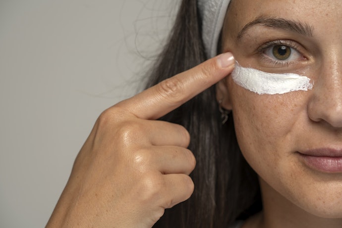 Para Suavizar Olheiras, Aposte em Cremes com Retinol, Cafeína e Agentes Clareadores
