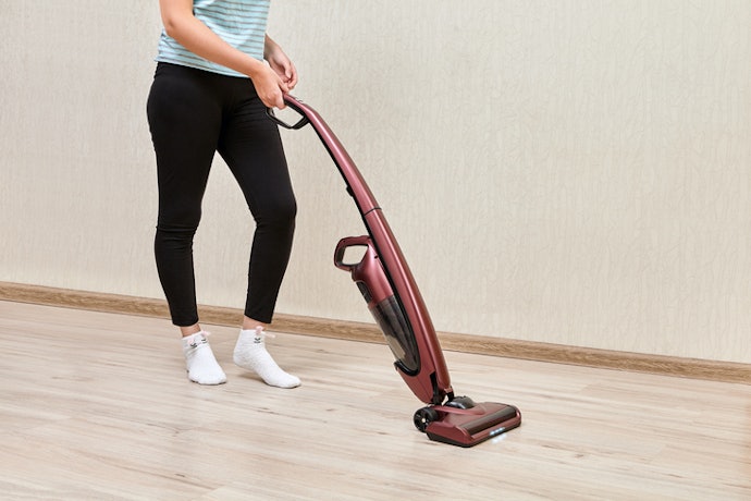 Para Limpar sem Precisar Agachar, Prefira um Aspirador de Pó Vertical