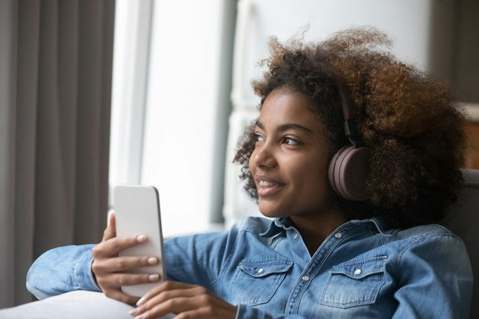 Melhores Presentes Unissex para Adolescentes? Caixa de Som Bluetooth ou Fone de Ouvido sem Fio