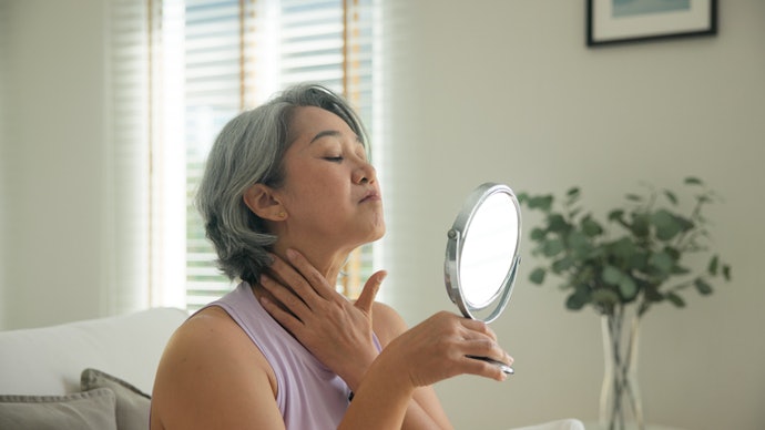 Procurando um Creme Antissinais para Pescoço e Colo? Invista em AHAs e Retinoides