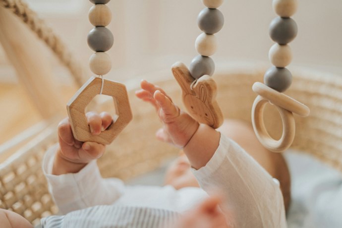 Para Maior Segurança do Bebê, Escolha Brinquedos Montessori de Materiais Naturais, como Madeira