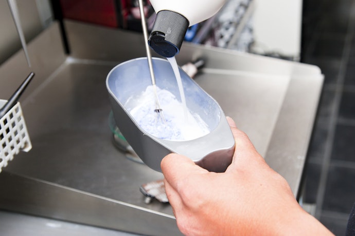 Se Aquele Cheiro Forte de Química Te Incomoda, Prefira uma Água Oxigenada Perfumada